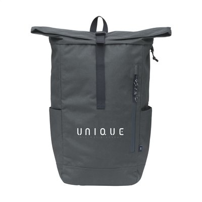 WoW! Praktische, stevige en waterafstotende ‘roll-top’ cooler rugzak van RPET-polyester (gemaakt van gerecyclede PET-flessen). De rugzak heeft een groot binnenvak met een speciaal koelcompartiment. Het koelvak is snel bereikbaar via de bovenzijde van de tas of via een praktische en waterdichte rits aan de achterzijde. De ideale tas voor outdoor activiteiten, picknicks and food-delivery. Inclusief ritsvak aan de voorzijde, 2 zijvakken, foam rugzijde met gewatteerde, verstelbare schouderriemen, draaglus en handige rolsluiting met kliksysteem aan de bovenzijde. De perfecte tas met een minimale ecologische footprint. Inhoud ca. 30 liter. 