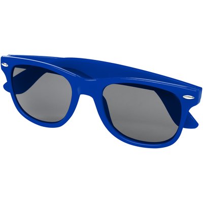 Onze Sun Ray zonnebril behoort tot één van de best verkochte zonnebrillen. Hij is verkrijgbaar in verschillende kleuren en gemaakt van kunststof. De glazen zijn geschikt tegen helder weer met fel zonlicht (categorie 3). De bril heeft een UV400-label, wat inhoudt dat het beschermt tegen UV straling.

De Sun Ray zonnebril is een geweldig relatiegeschenk. Hij bevat alle eigenschappen die u verwacht van een promotionele zonnebril. De bril heeft een retro design, heeft een UV 400 label en is Conform EN ISO 12312-1. Deze zonnebril heeft glazen van categorie 3 wat inhoudt dat ze geschikt zijn tegen helder en fel zonlicht (doorlating van 8 - 18%).

Als je aan een zonnebril denkt, denk je meestal aan de zomer. Toch is dit relatiegeschenk ook uitstekend geschikt om mee te nemen op wintersport. De categorie 3 glazen zorgen ervoor dat u niet verblind wordt door de zon en omdat het een UV 400 label heeft, beschermt het uw ogen ook tegen UV straling. De bril is ook goedgekeurd voor gebruik in een auto.

Zoekt u een bedrukte zonnebril? Dan zit u bij deze zonnebril goed. Standaard kunnen wij de zonnebril bedrukken op het pootje. Bij ons is het zelfs mogelijk om de bril te bedrukken op beide pootjes.

Wij bieden ook de Sun Ray opvouwbare zonnebril aan. Dit alternatief heeft dezelfde goede eigenschappen. Het heeft ook een UV 400 label en categorie 3 glazen en ook die Sun Ray zonnebril kan bedrukt worden. Het enige verschil tussen de twee varianten is dat de opvouwbare versie in het midden opgevouwen kan worden. Hierdoor heb je een zonnebril die handig mee te nemen is.

Wilt u de glazen van de zonnebril bedrukken? Dan is dit mogelijk bij onze LogoSpecs zonnebril. Bij dit relatiegeschenk is het mogelijk om een sticker op beiden glazen te bedrukken. Natuurlijk kan hier nog steeds doorheen gekeken worden. Dit biedt dus volop kansen om uw merk te promoten of gewoon om een uniek relatiegeschenk te cre
