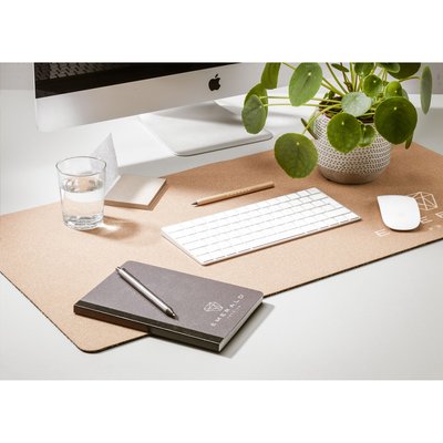 WoW! De perfecte onderlegger voor toetsenbord, laptop en muis. Met een slipvaste onderlaag van gerecycled foam en een toplaag van milieuvriendelijk kurk. Beschermt je bureau en geeft je werkplek een warme, natuurlijke uitstraling. Per stuk in kraft doos.