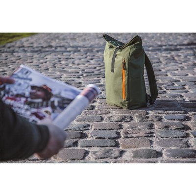 Stoere, praktische urban rugzak van sterk 600D polyester met waterbestendige PVC binnenzijde, gedeeltelijk nylon gevoerd. De rugzak heeft één groot binnenvak, een insteekvak aan beide zijdes en een groot ritsvak aan de voorzijde. Met foam rugzijde voor meer draagcomfort, gewatteerde, verstelbare schouderriemen en draaglus. Met oprolbare sluiting en handig kliksysteem. De perfecte tas voor dagelijks gebruik. Inhoud ca. 18 liter.  