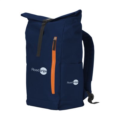 Stoere, praktische urban rugzak van sterk 600D polyester met waterbestendige PVC binnenzijde, gedeeltelijk nylon gevoerd. De rugzak heeft één groot binnenvak, een insteekvak aan beide zijdes en een groot ritsvak aan de voorzijde. Met foam rugzijde voor meer draagcomfort, gewatteerde, verstelbare schouderriemen en draaglus. Met oprolbare sluiting en handig kliksysteem. De perfecte tas voor dagelijks gebruik. Inhoud ca. 18 liter.  