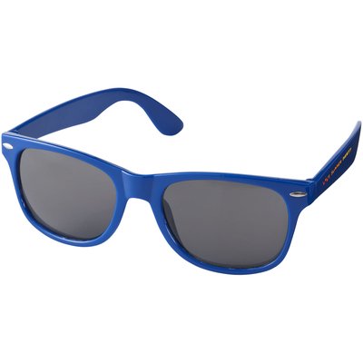 Onze Sun Ray zonnebril behoort tot één van de best verkochte zonnebrillen. Hij is verkrijgbaar in verschillende kleuren en gemaakt van kunststof. De glazen zijn geschikt tegen helder weer met fel zonlicht (categorie 3). De bril heeft een UV400-label, wat inhoudt dat het beschermt tegen UV straling.

De Sun Ray zonnebril is een geweldig relatiegeschenk. Hij bevat alle eigenschappen die u verwacht van een promotionele zonnebril. De bril heeft een retro design, heeft een UV 400 label en is Conform EN ISO 12312-1. Deze zonnebril heeft glazen van categorie 3 wat inhoudt dat ze geschikt zijn tegen helder en fel zonlicht (doorlating van 8 - 18%).

Als je aan een zonnebril denkt, denk je meestal aan de zomer. Toch is dit relatiegeschenk ook uitstekend geschikt om mee te nemen op wintersport. De categorie 3 glazen zorgen ervoor dat u niet verblind wordt door de zon en omdat het een UV 400 label heeft, beschermt het uw ogen ook tegen UV straling. De bril is ook goedgekeurd voor gebruik in een auto.

Zoekt u een bedrukte zonnebril? Dan zit u bij deze zonnebril goed. Standaard kunnen wij de zonnebril bedrukken op het pootje. Bij ons is het zelfs mogelijk om de bril te bedrukken op beide pootjes.

Wij bieden ook de Sun Ray opvouwbare zonnebril aan. Dit alternatief heeft dezelfde goede eigenschappen. Het heeft ook een UV 400 label en categorie 3 glazen en ook die Sun Ray zonnebril kan bedrukt worden. Het enige verschil tussen de twee varianten is dat de opvouwbare versie in het midden opgevouwen kan worden. Hierdoor heb je een zonnebril die handig mee te nemen is.

Wilt u de glazen van de zonnebril bedrukken? Dan is dit mogelijk bij onze LogoSpecs zonnebril. Bij dit relatiegeschenk is het mogelijk om een sticker op beiden glazen te bedrukken. Natuurlijk kan hier nog steeds doorheen gekeken worden. Dit biedt dus volop kansen om uw merk te promoten of gewoon om een uniek relatiegeschenk te cre

