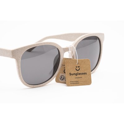 Modieuze eco-vriendelijke zonnebril. Het frame is gemaakt van biologisch afbreekbare tarwestro-vezels en PP. Met UV 400 bescherming (volgens Europese normen). 