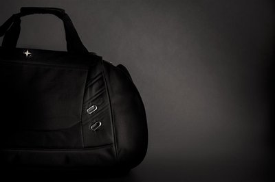 Deze 600D met 1680D polyester sporttas kan zowel worden gebruikt voor naar de sportschool als een weekendje weg. Ruim hoofdvak met een U-vormige top ritssluiting. Geventileerd en geïntegreerd schoenenvak. Speciaal vak voor een sportfles. Voorzijde voorzien van quick-stash vak voor smartphones en andere reis accessoires.Verstelbare schouderband met beweegbare pad. Dubbele draagriemen met gevoerde grip. PVC vrij.