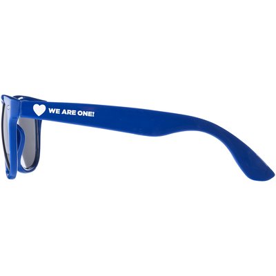 Onze Sun Ray zonnebril behoort tot één van de best verkochte zonnebrillen. Hij is verkrijgbaar in verschillende kleuren en gemaakt van kunststof. De glazen zijn geschikt tegen helder weer met fel zonlicht (categorie 3). De bril heeft een UV400-label, wat inhoudt dat het beschermt tegen UV straling.

De Sun Ray zonnebril is een geweldig relatiegeschenk. Hij bevat alle eigenschappen die u verwacht van een promotionele zonnebril. De bril heeft een retro design, heeft een UV 400 label en is Conform EN ISO 12312-1. Deze zonnebril heeft glazen van categorie 3 wat inhoudt dat ze geschikt zijn tegen helder en fel zonlicht (doorlating van 8 - 18%).

Als je aan een zonnebril denkt, denk je meestal aan de zomer. Toch is dit relatiegeschenk ook uitstekend geschikt om mee te nemen op wintersport. De categorie 3 glazen zorgen ervoor dat u niet verblind wordt door de zon en omdat het een UV 400 label heeft, beschermt het uw ogen ook tegen UV straling. De bril is ook goedgekeurd voor gebruik in een auto.

Zoekt u een bedrukte zonnebril? Dan zit u bij deze zonnebril goed. Standaard kunnen wij de zonnebril bedrukken op het pootje. Bij ons is het zelfs mogelijk om de bril te bedrukken op beide pootjes.

Wij bieden ook de Sun Ray opvouwbare zonnebril aan. Dit alternatief heeft dezelfde goede eigenschappen. Het heeft ook een UV 400 label en categorie 3 glazen en ook die Sun Ray zonnebril kan bedrukt worden. Het enige verschil tussen de twee varianten is dat de opvouwbare versie in het midden opgevouwen kan worden. Hierdoor heb je een zonnebril die handig mee te nemen is.

Wilt u de glazen van de zonnebril bedrukken? Dan is dit mogelijk bij onze LogoSpecs zonnebril. Bij dit relatiegeschenk is het mogelijk om een sticker op beiden glazen te bedrukken. Natuurlijk kan hier nog steeds doorheen gekeken worden. Dit biedt dus volop kansen om uw merk te promoten of gewoon om een uniek relatiegeschenk te cre
