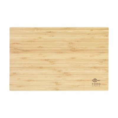 Duurzame snijplank van hoge kwaliteit bamboe. Ook te gebruiken als serveerplank. Royaal formaat en mooi vormgegeven met subtiel aflopende zijdes. Neemt nauwelijks vocht op, waardoor het product zijn optimale kwaliteit behoudt. Per stuk in doos.