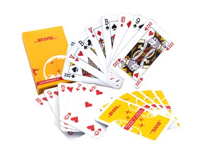 Speelkaarten van 320 grams echt speelkaarten karton in het internationale Bridge-formaat. Het spel heeft 55 kaarten (52 + 2 jokers en een bridge score kaart). De rugzijde van alle kaarten en het hoogglans gelamineerde doosje worden geheel naar wens in Full Color bedrukt.

Speelkaarten van 320 grams echt speelkaarten karton in het internationale Bridge-formaat (56 x 87 mm). De kaarten hebben 4 hoek-indexen en een spel heeft 55 kaarten (52 + 2 jokers en een bridge score kaart). De rugzijde van alle kaarten en het hoogglans gelamineerde doosje worden geheel naar wens in Full Colour bedrukt. Onze Kobaldeck speelkaarten zijn van absolute topkwaliteit.

De kaarten kunnen aflopend bedrukt worden, maar een wit boord van 4 mm. is absoluut aan te raden, omdat de kaarten dan langer mooi blijven.

Tijdelijk mag je bij iedere order kaartspel in doosje er gratis 25 kaartspellen met een andere bedrukking bijbestellen.

De standaard productietijd is 10 werkdagen.


Speelkaarten van 320 grams echt speelkaarten karton in het internationale Bridge-formaat (56 x 87 mm). De kaarten hebben 4 hoek-indexen en een spel heeft 55 kaarten (52 + 2 jokers en een bridge score kaart). De rugzijde van alle kaarten en het hoogglans gelamineerde doosje worden geheel naar wens in Full Color bedrukt. Onze Kobaldeck speelkaarten zijn van absolute topkwaliteit.

De kaarten kunnen aflopend bedrukt worden, maar een wit boord van 4 mm. is absoluut aan te raden, omdat de kaarten dan langer mooi blijven.

De standaard productietijd is 10 werkdagen.
